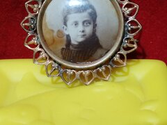 Brosa victoriana din alama aurita cu fotografie sepia