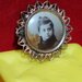 Brosa victoriana din alama aurita cu fotografie sepia
